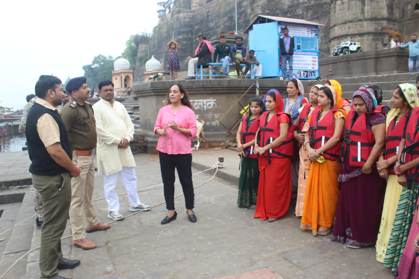 Maheshwar women operate boats