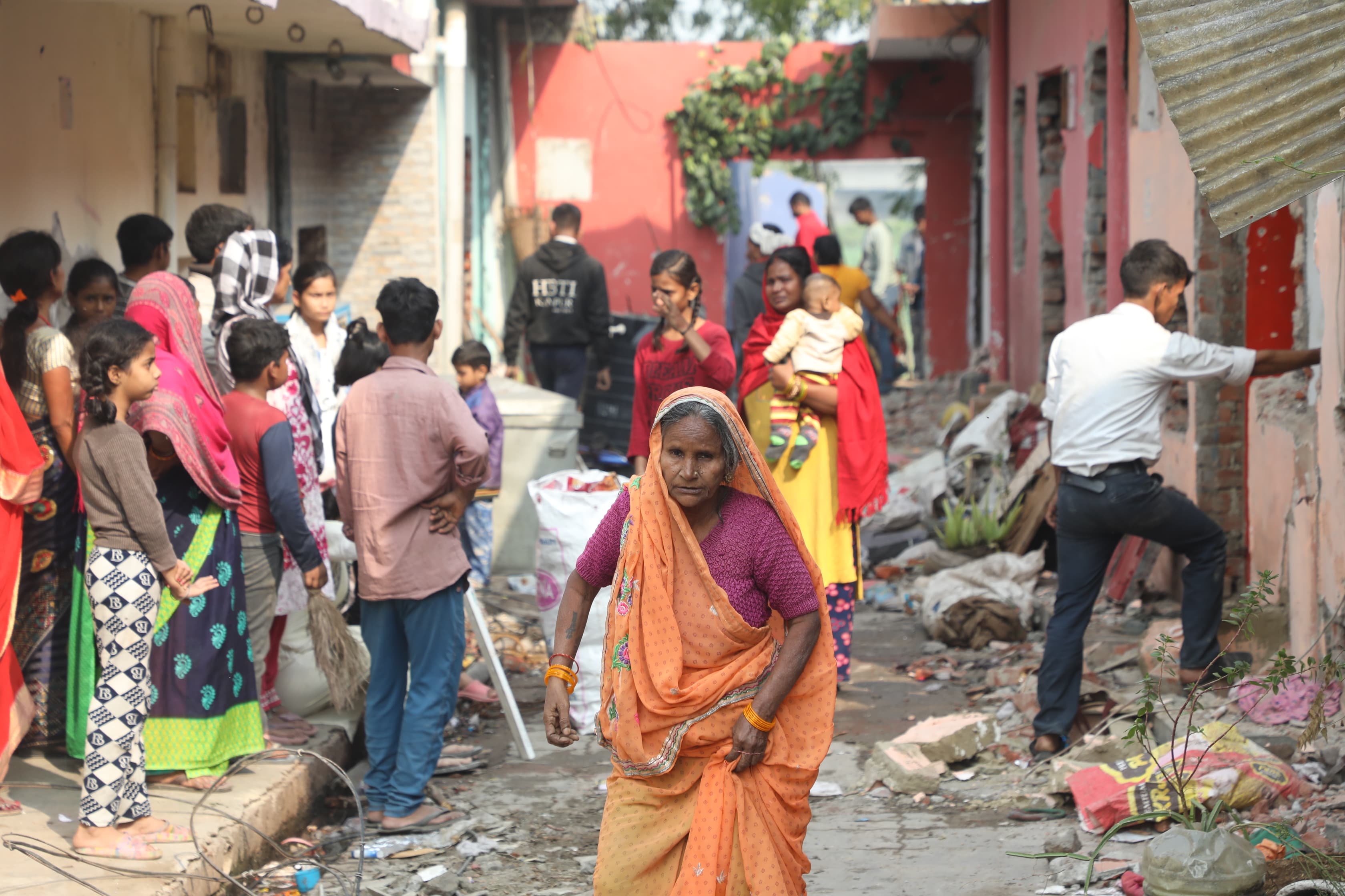 कार्रवाई के दौरान कई परिवार रो पड़े.