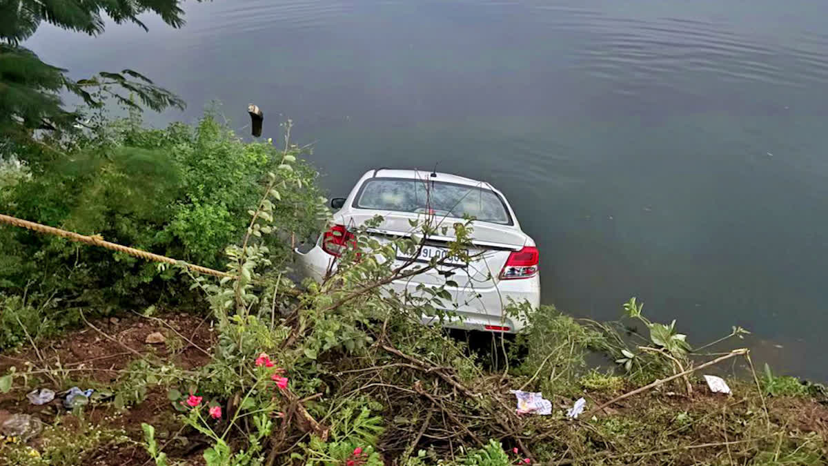 CAR DROWN INTO POND