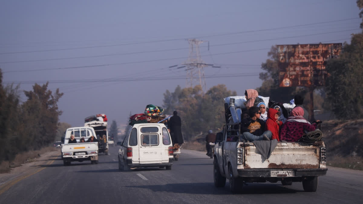 جمعہ کو حما کے رہائشی نقل مکانی کرتے ہوئے