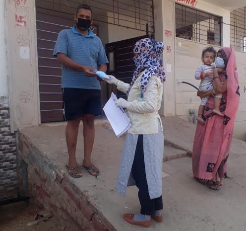 चिकित्सा विभाग की टीम संक्रमितों को दे रही दवाइयां, Medical department team giving medicines to the infected