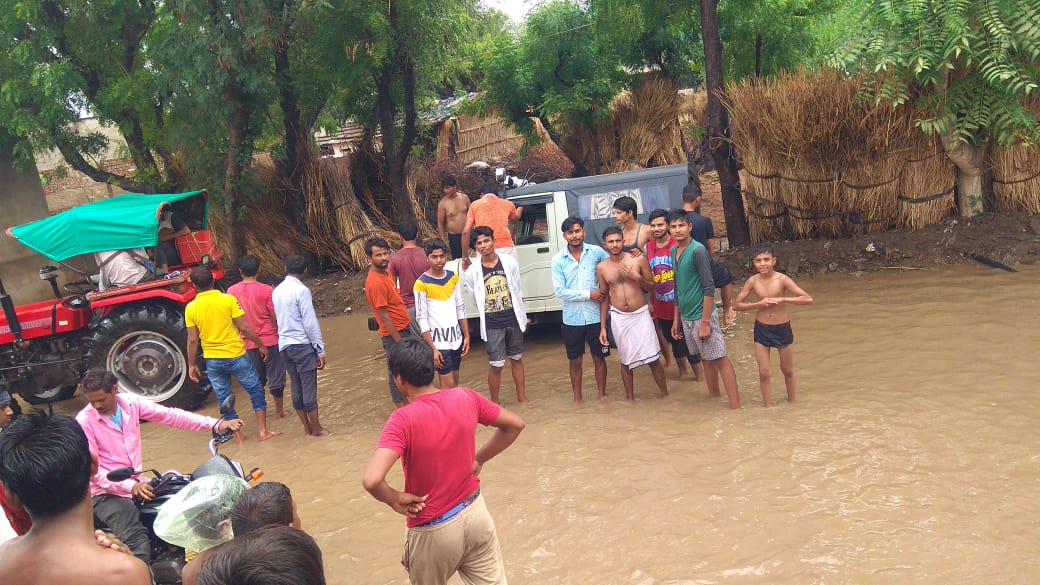 करौली में जलभराव,  ग्रामीणों ने किया प्रदर्शन,  किरवाड़ा ग्राम पंचायत,  karauli news,  rajasthan news,  etvbharat news,  rajasthan news