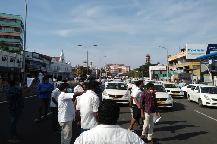 அண்ணாசாலையில் வாகனங்களை நிறுத்தி ஓட்டுநர்கள் திடீர் சாலை மறியல்