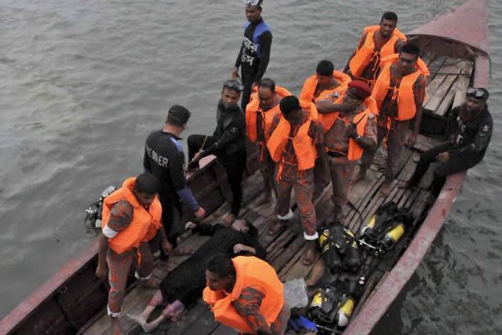 বাংলাদেশৰ বুড়িগংগা নদীত নাও দুৰ্ঘটনাত ৩০ জনৰ মৃত্যু