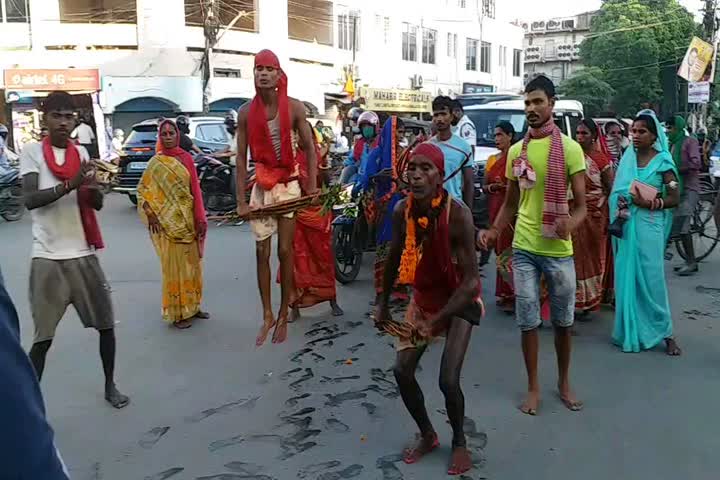 devotees gathered to immerse manjusha statue