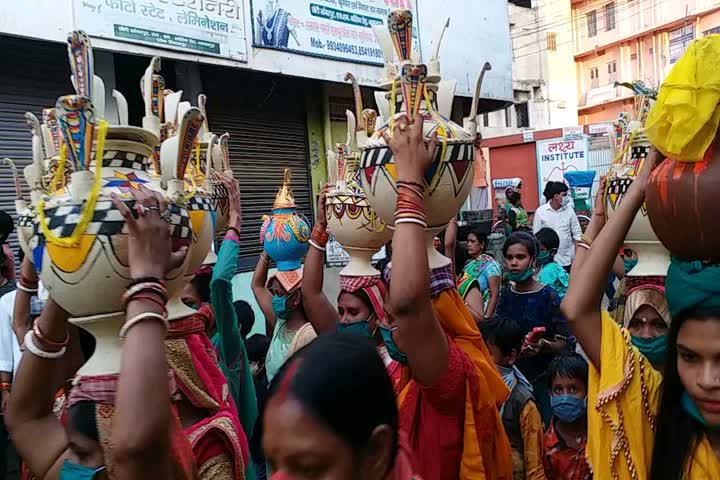 devotees gathered to immerse manjusha statue