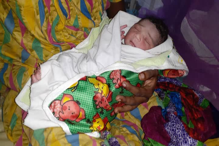 woman gave birth to a baby girl at Orissa-Bangla border