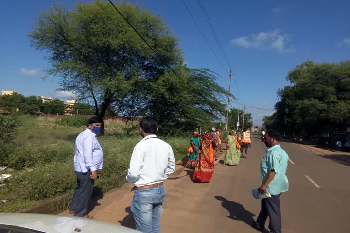 Cleanliness campaign started on roads in shivpuri