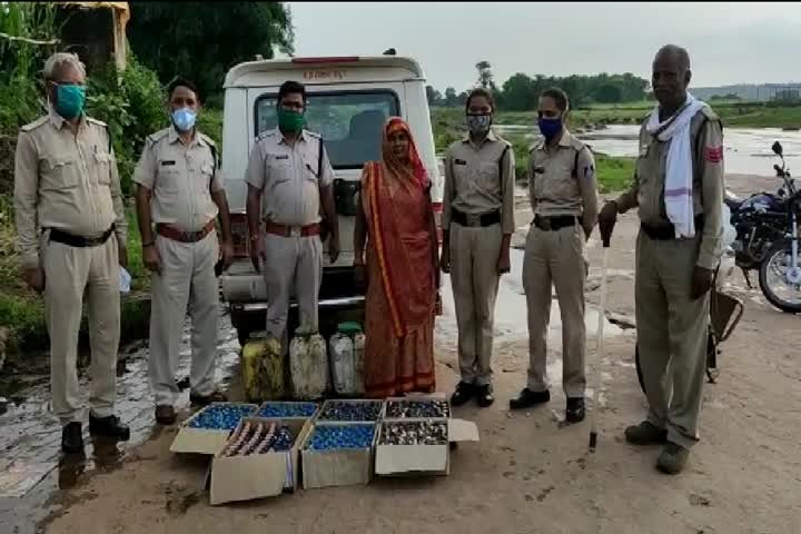 Woman arrested for selling illegal liquor in panna