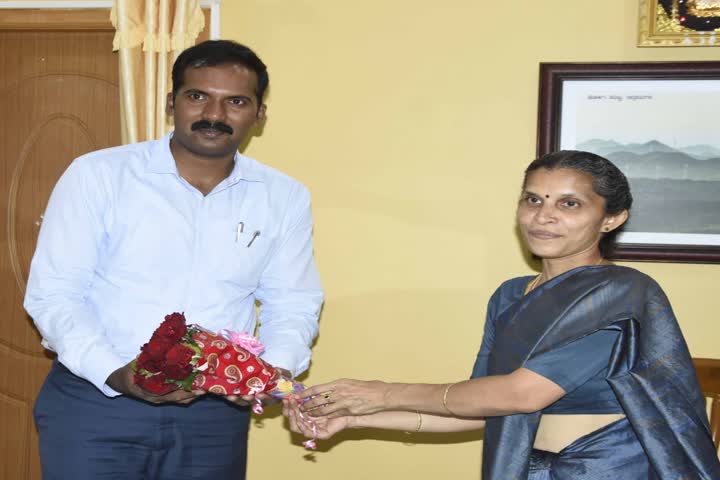 T yogesh new taken charge as a chitradurga district panchayat CEO