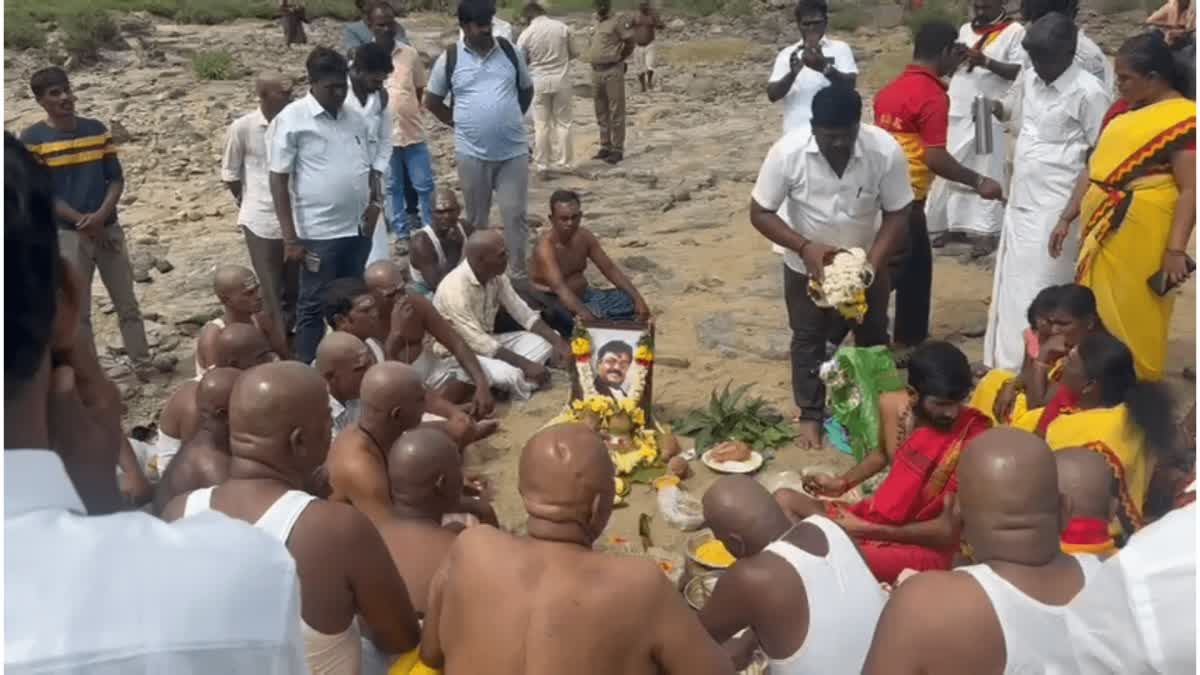 விஜயகாந்த் மறைவு: ஒகேனக்கல்லில் தேமுதிகவினர் மொட்டை அடித்து சடங்கு செய்து அஞ்சலி!, vijayakanth-death-dmdk-party-wokers-offers-worships-in-hogenakkal