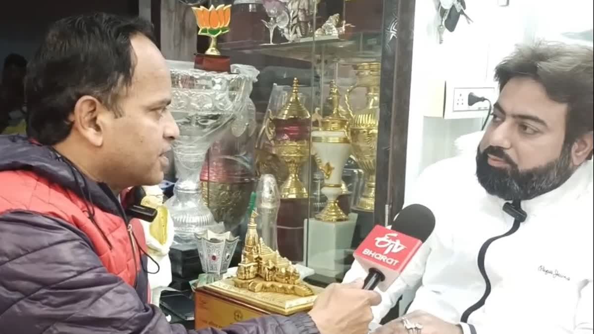 Nizam metal artware owner Shoaib Shamsi (R) interview with ETV Bharat