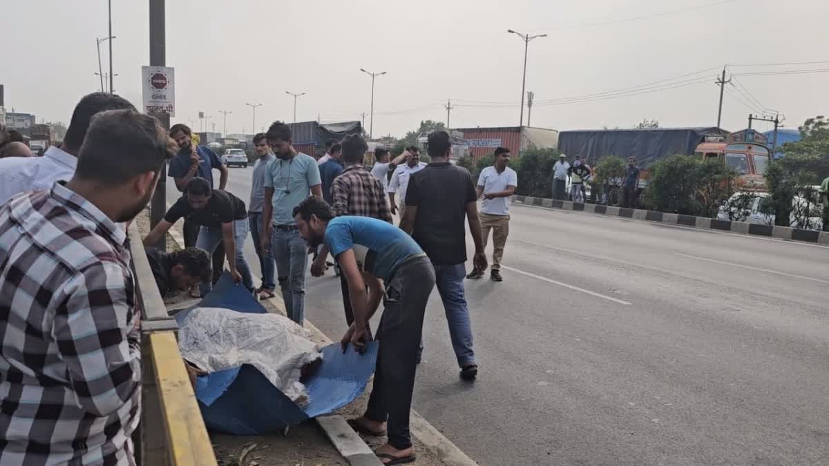 Surat Accident News: ઓવરટેક કરવાની લ્હાયમાં બાઈક ટ્રકમાં ઘૂસી ગઇ, બે પૈકી એકનું ઘટનાસ્થળે જ મોત