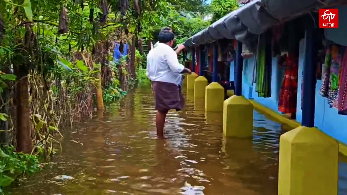 திருவாரூரில் பெய்த கனமழையினால் வீட்டுக்குள் புகுந்த மழைநீர்