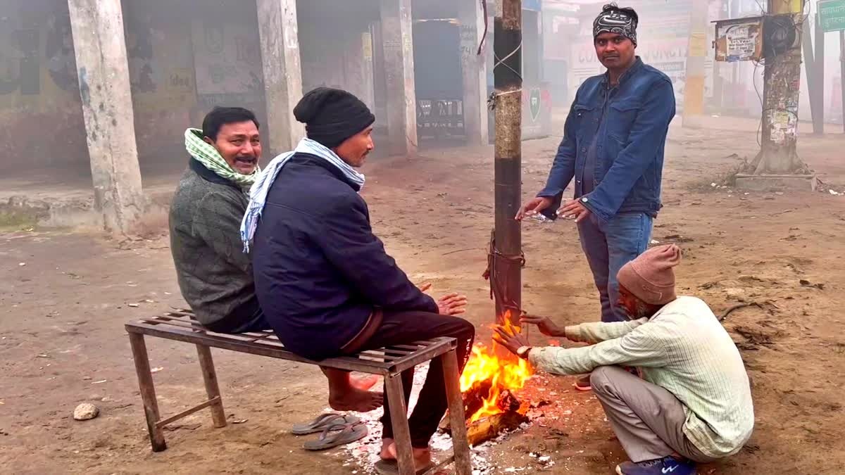 बिहार में ठंड से बचने के लिए अलाव का सहारा लेते लोग