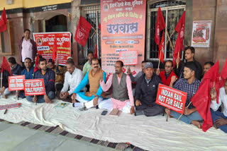 Railway employees on hunger strike in Pakur demanding old pension