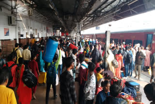 कोहरे के कारण कई ट्रेन रद्द होने से पटना स्टेशन पर परेशान यात्री