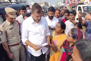 anganwadi_workers_stopped_minister_botsa