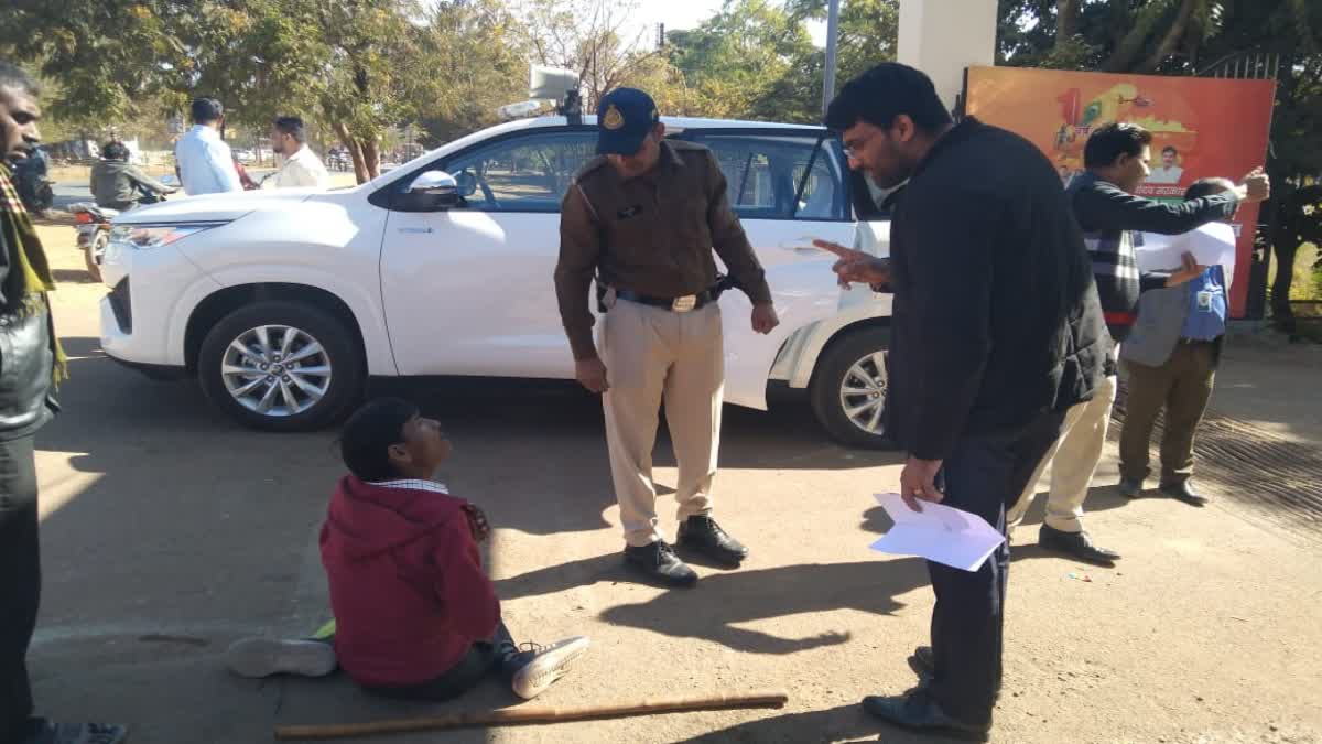 COLLECTOR GIVE TRICYCLE TO DIVYANG