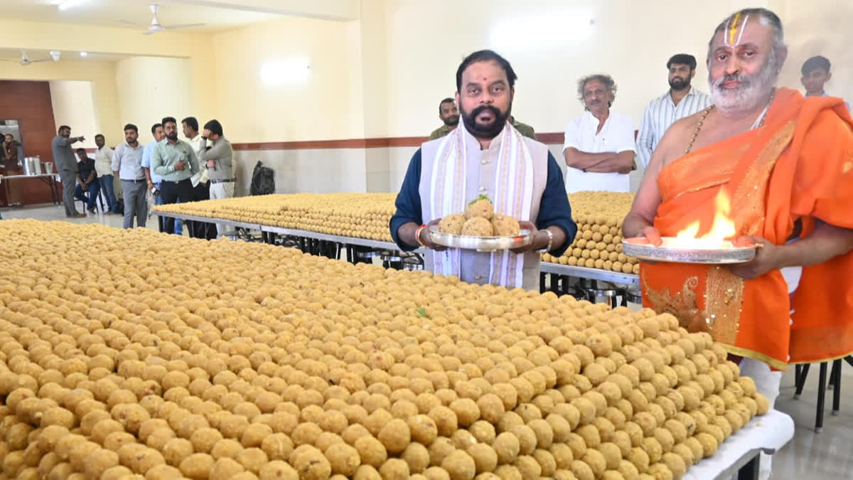 1LAKH LADDUS distribute to VENKATESHWARA SWAMY TEMPLES on VAIKUNTA EKADASHi