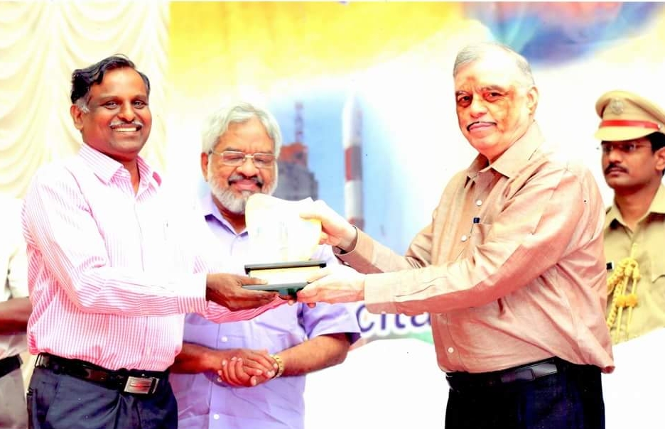 2015  இல் நாராயணனை கௌரவித்த அப்போதைய கேரள ஆளுநர்