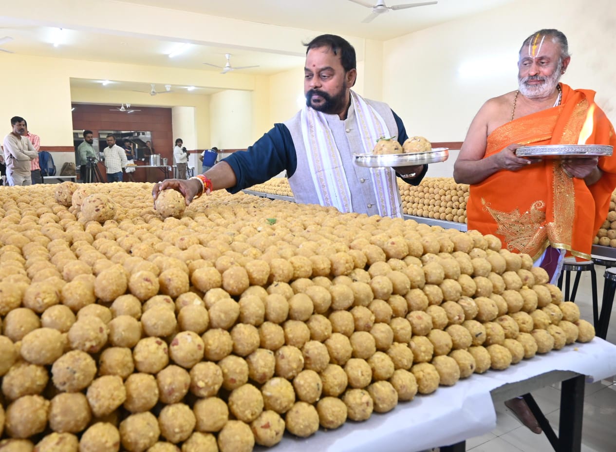 1LAKH LADDUS distribute to VENKATESHWARA SWAMY TEMPLES on VAIKUNTA EKADASHi