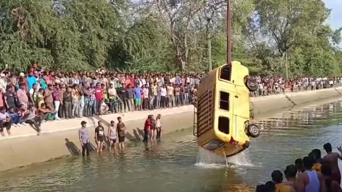 Van fell into canal in Banswara