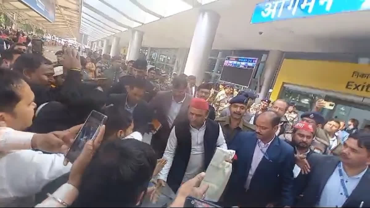 Akhilesh Yadav today reached Varanasi on his one-day visit