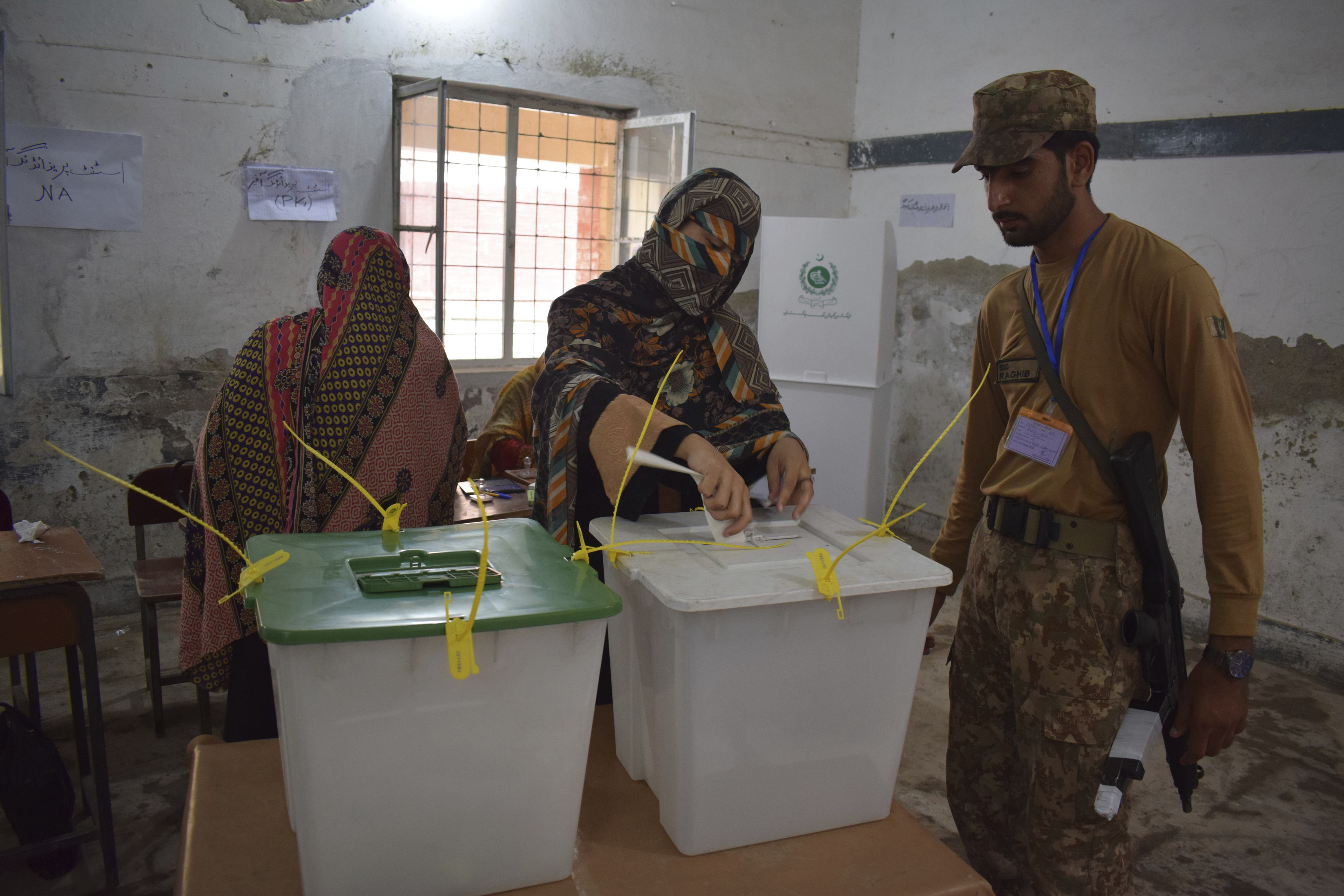 پاکستان میں پارلیمانی انتخابات کے لیے ووٹ ڈالے جا رہے ہیں۔ (PHOTO: AP)