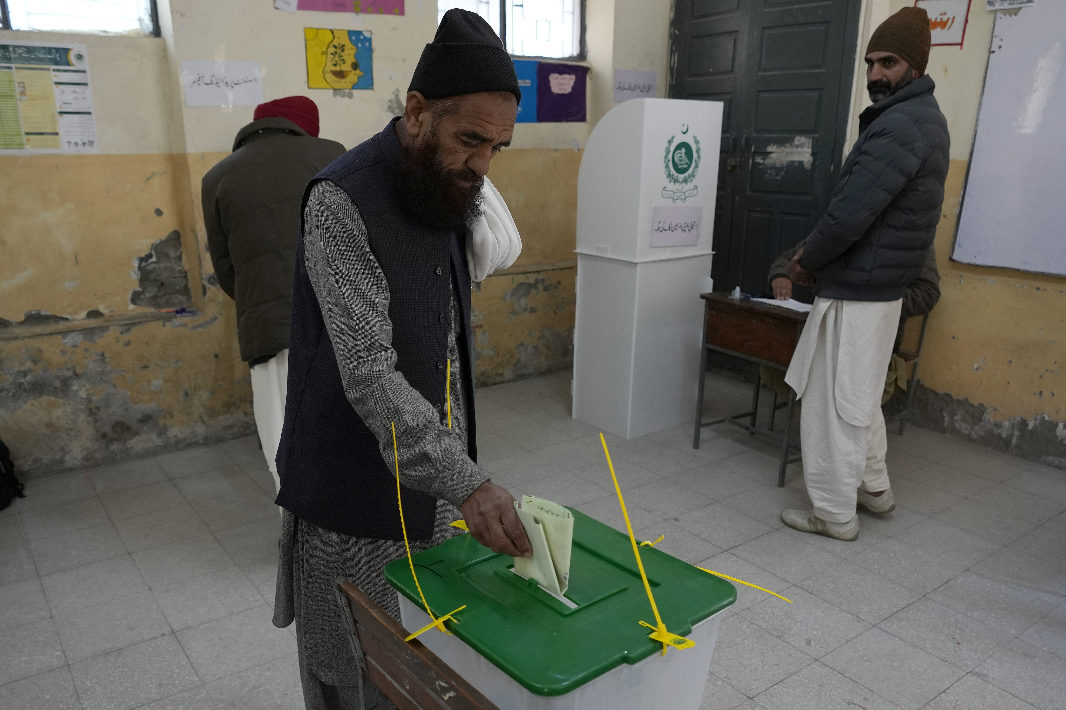 پاکستان میں پارلیمانی انتخابات کے لیے ووٹ ڈالے جا رہے ہیں۔ (PHOTO: AP)