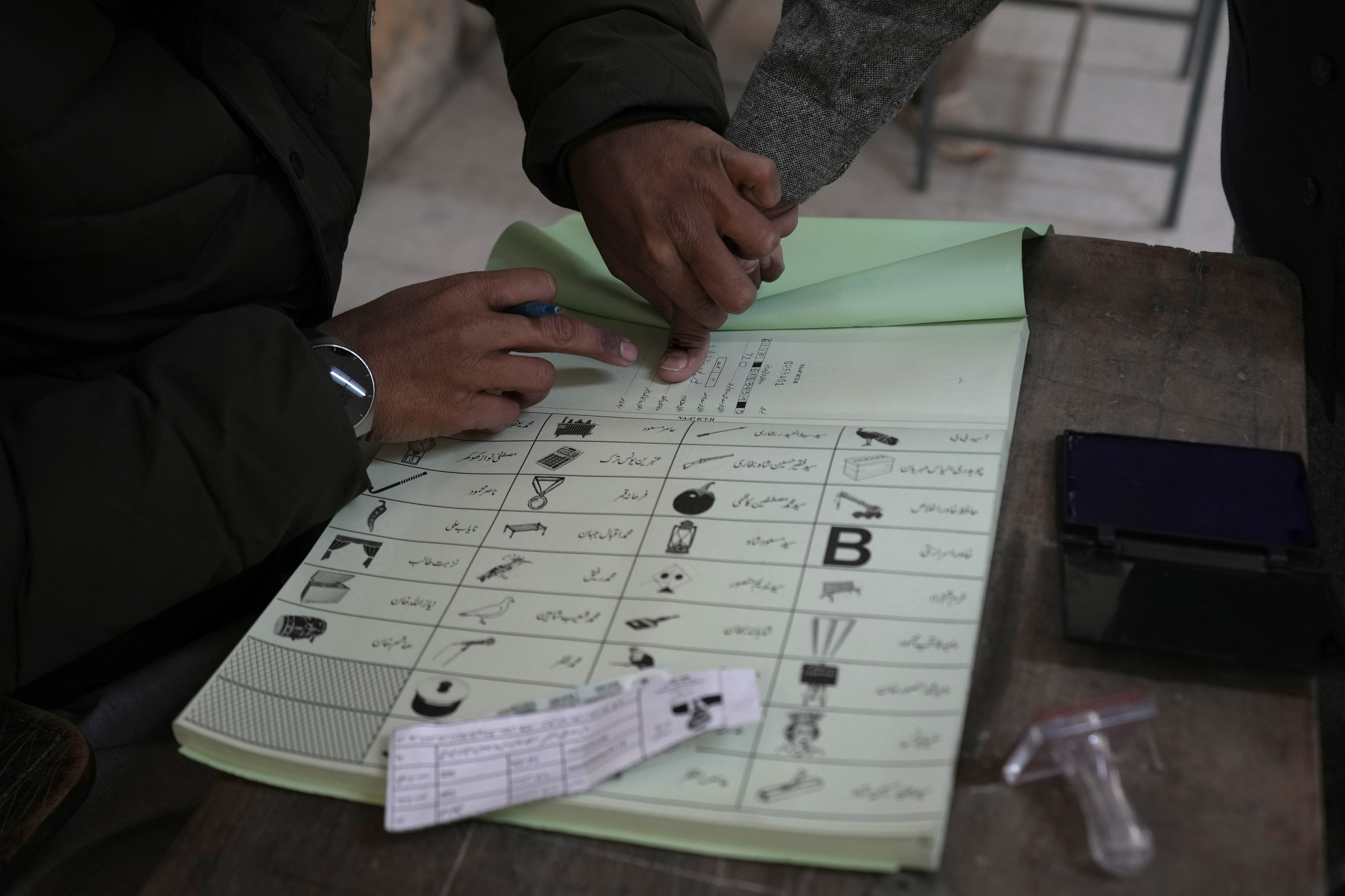 پاکستان میں پارلیمانی انتخابات کے لیے ووٹ ڈالے جا رہے ہیں۔ (PHOTO: AP)