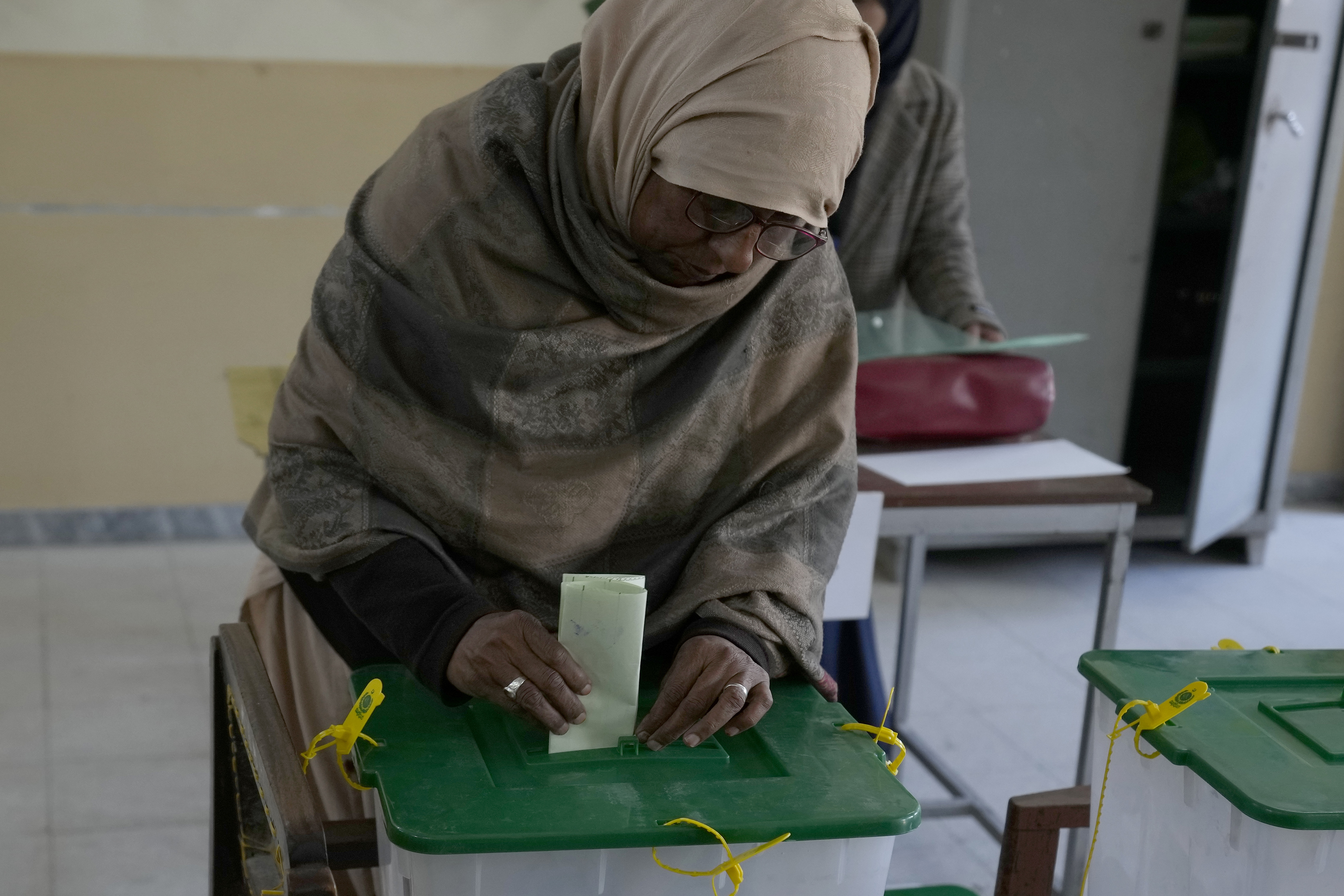 پاکستان میں پارلیمانی انتخابات کے لیے ووٹ ڈالے جا رہے ہیں۔ (PHOTO: AP)