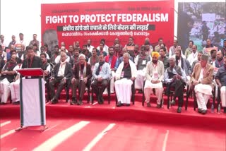 Aravind Kejriwal CPM Protest  CPM Protest In Delhi  ഡല്‍ഹി മുഖ്യമന്ത്രി കെജ്‌രിവാള്‍  മുഖ്യമന്ത്രി പിണറായി വിജയന്‍  കപില്‍ സിബല്‍