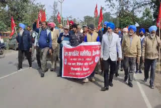 The employees and pensioners joint front staged a sit-in in front of MLA Dinesh Chadha's residence