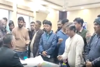 Shopkeepers met SP over firing in cloth showroom