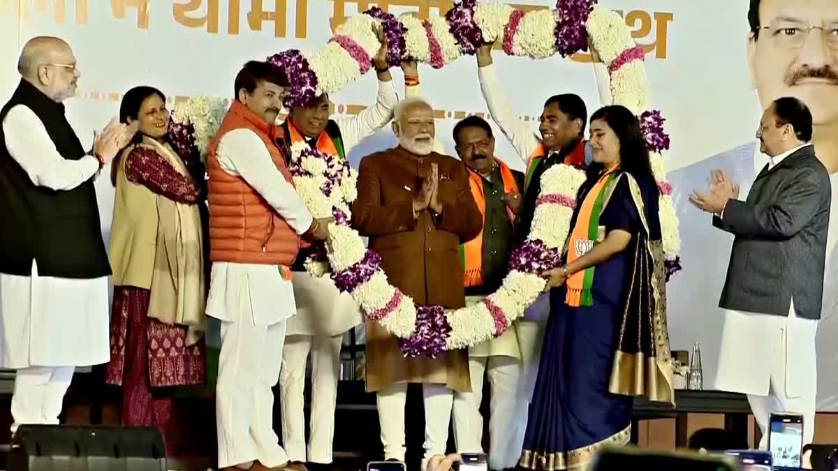 Prime Minister Narendra Modi being felicitated by BJP leaders upon his arrival at the party headquarters