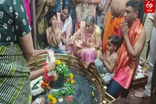 PM Modi wife Jashodaben Narendra Modi visit Chhatrapati Sambhajinagar and take darshan of Ghrishneshwar Jyotirlinga and Bhadra Maruti Temple