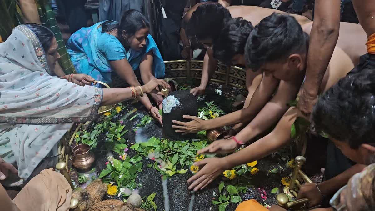 Mahashivratri 2024: घृष्णेश्वर मंदिरात मध्यरात्रीपासूनच शिवभक्तांची गर्दी; काय आहे मंदिराचं महत्त्व आणि इतिहास?