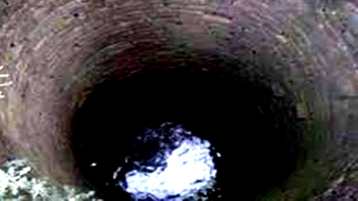 Uttar Pradesh   wife saves husband  Kurara village of Uttar Pradesh wife saves husband who jumped into well