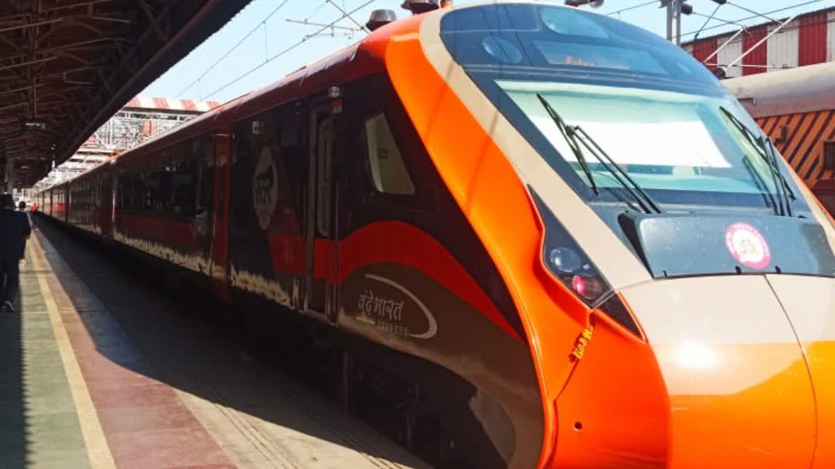 Etv Bharat vande-bharat-express-reaches-lucknow-from-patna-for-trial-run