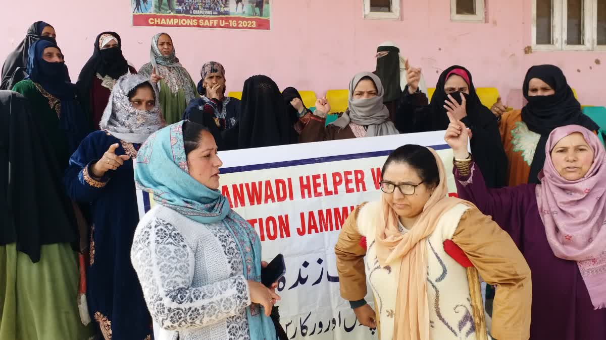 anganwadi-workers-and-helpers-protest-in-anantnag-on-international-womens-day