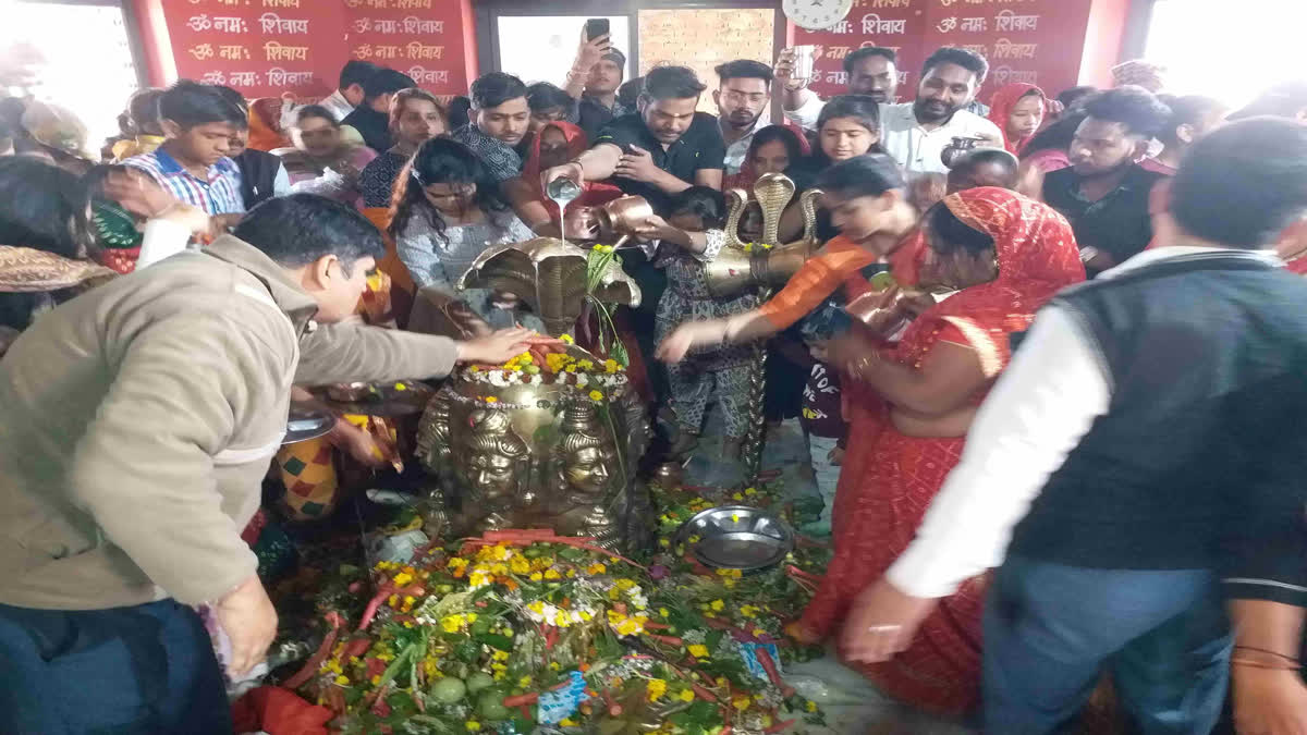 Crowd of devotees gathered in Mahadev temple in jaipur