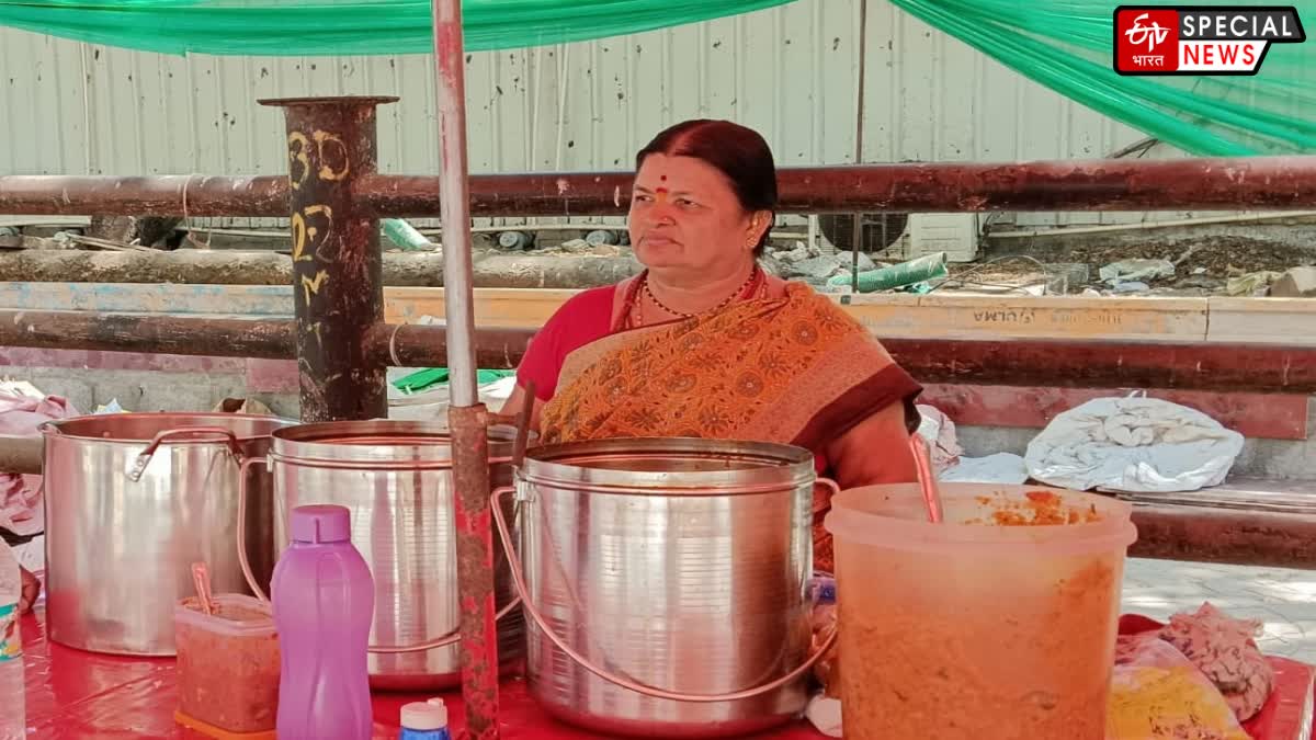 International Womens Day 2024 special story Shobha Panmand make breakfast and lunch side of the road at Nariman Point