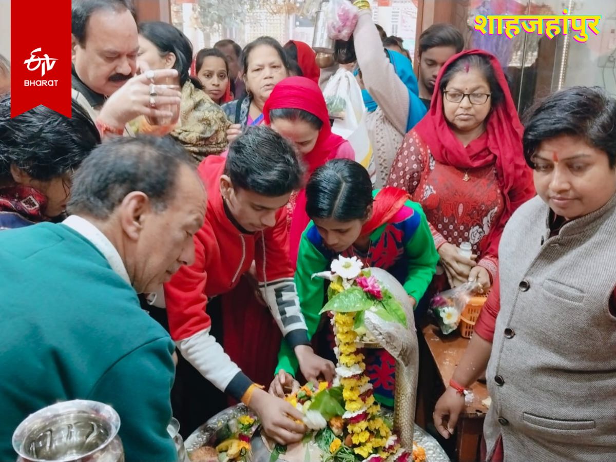 शाहजहांपुर के शिव मंदिर में पूजा अर्चना करते श्रद्धालु.