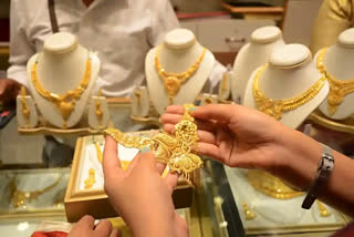 gold price continues to rise and sovereign gold price is close to 49 thousand
