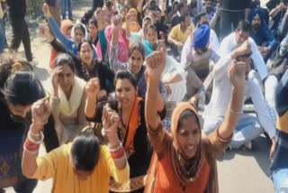 The members of the Unemployed Joint Front struggled to surround the CMs residence at Sangrur