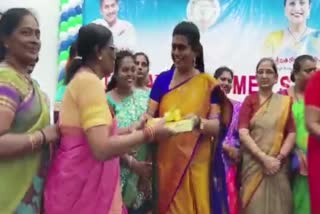 _roja_distributed_sarees