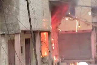 खजूरी खास इलाके की एक बिल्डिंग में लगी आग
