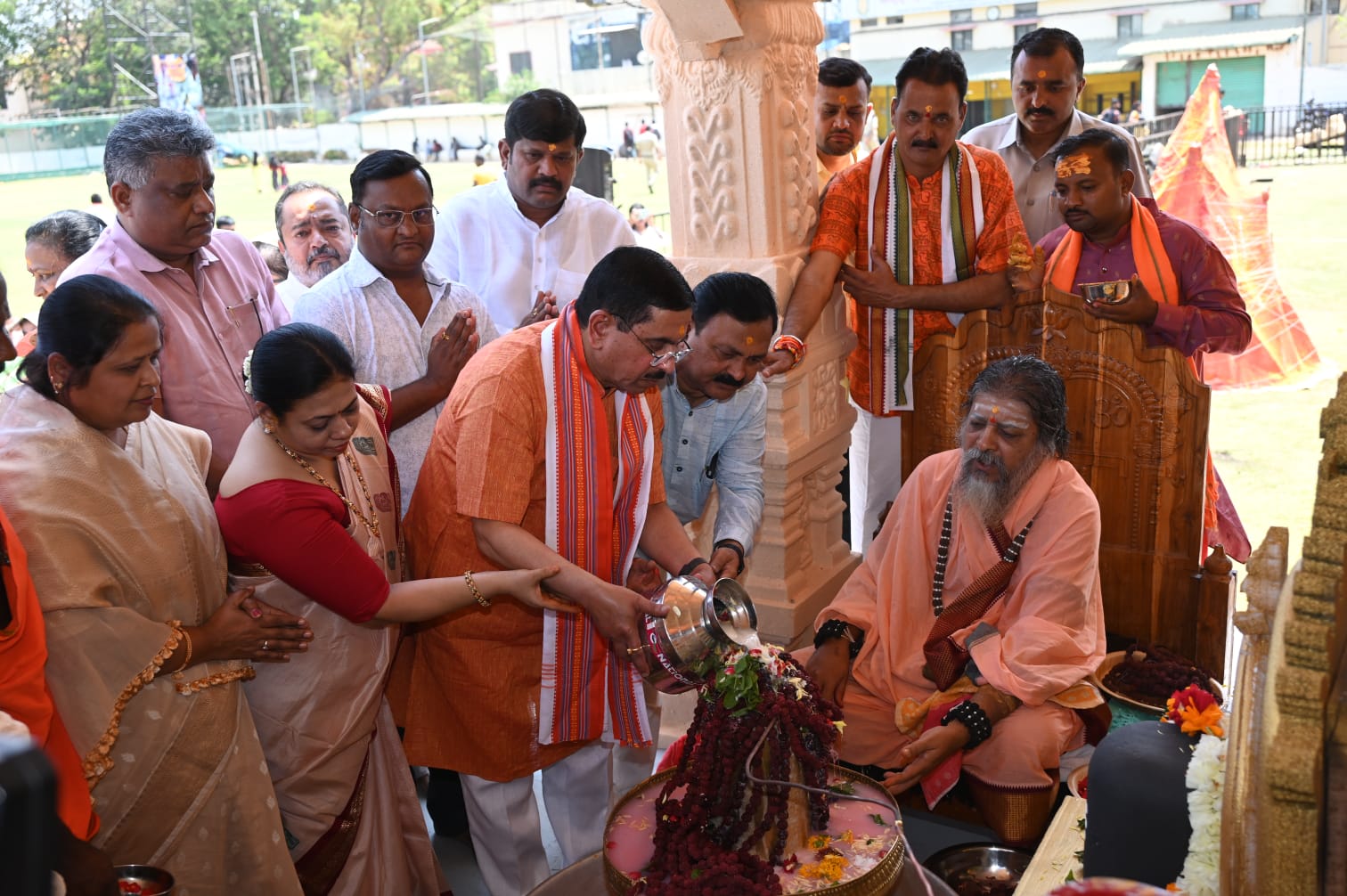 ಸಚಿವ ಪ್ರಹ್ಲಾದ್ ಜೋಶಿ ಅವರಿಂದ ಶಿವಲಿಂಗಕ್ಕೆ ರುದ್ರಾಭಿಷೇಕ