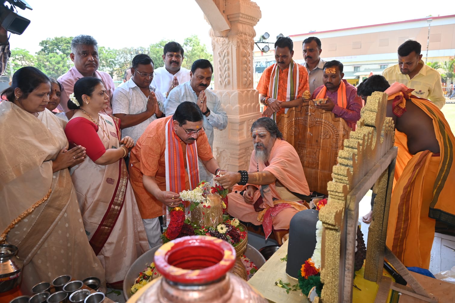 ಸಚಿವ ಪ್ರಹ್ಲಾದ್ ಜೋಶಿ ಅವರಿಂದ ಶಿವಲಿಂಗಕ್ಕೆ ರುದ್ರಾಭಿಷೇಕ